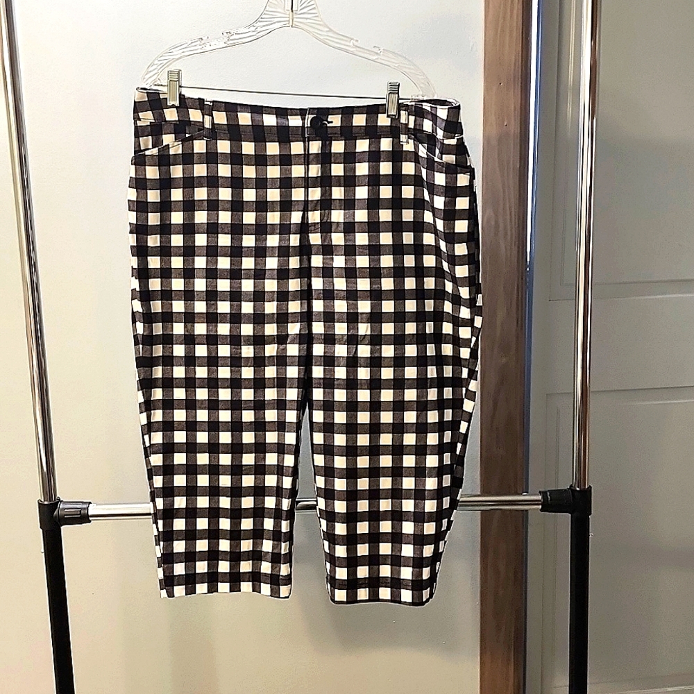 REDUCED!!  Very Cute!!  Womens Capri Pants... Size 18